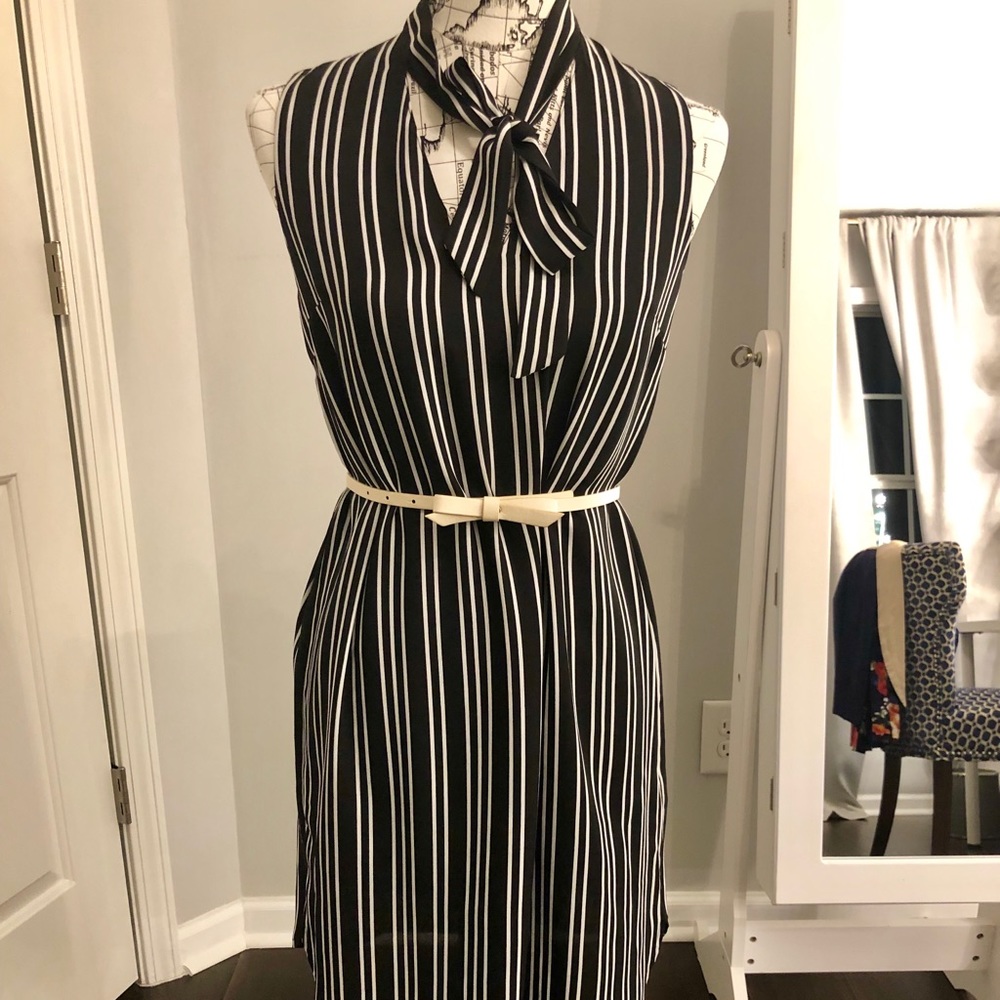 Chic Sleeveless Dress with Necktie